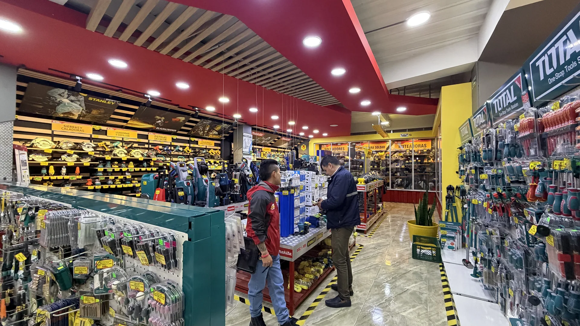 Asesor de Ferreandina atendiendo a un cliente en el showroom de herramientas