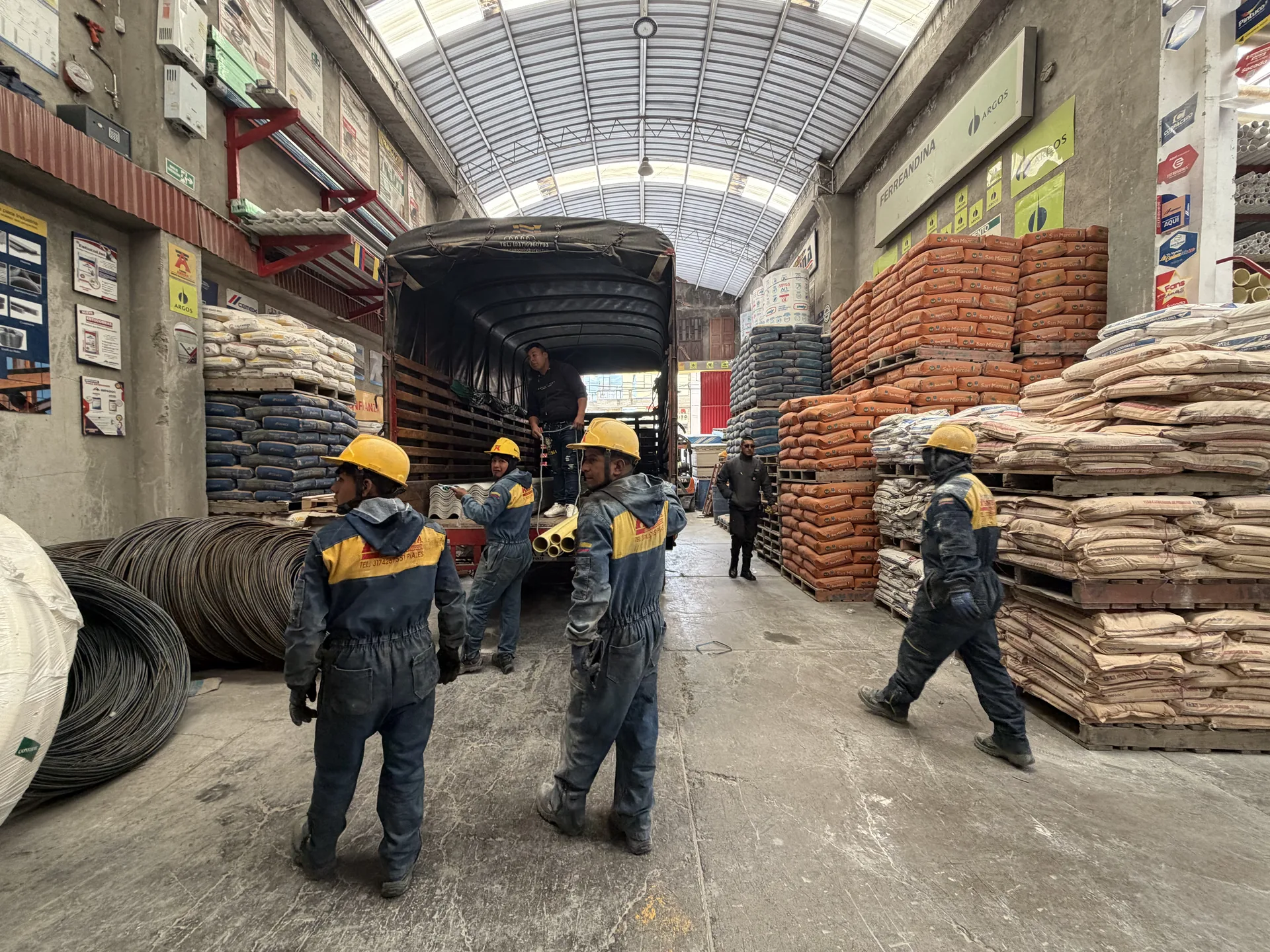 Equipo de Ferreandina trabajando en la bodega de despacho