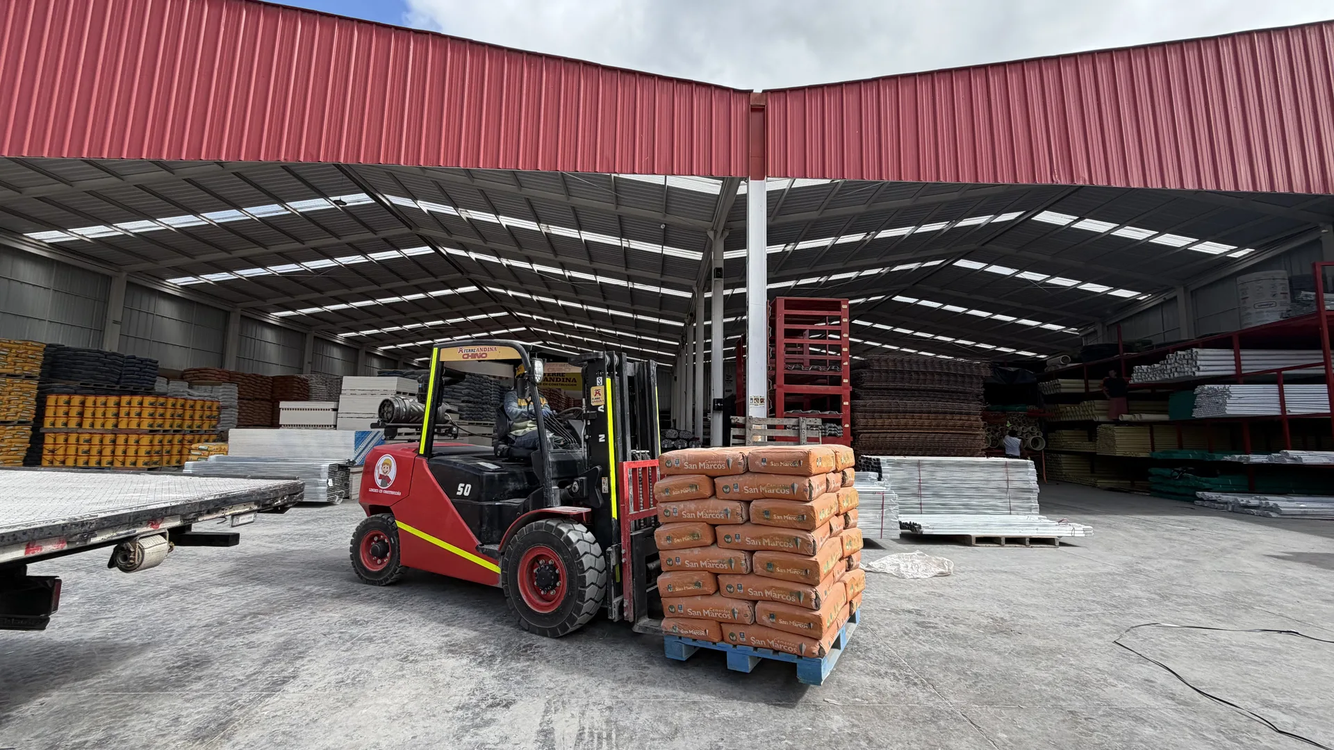 Bodega de Ferreandina — despacho de materiales con montacargas